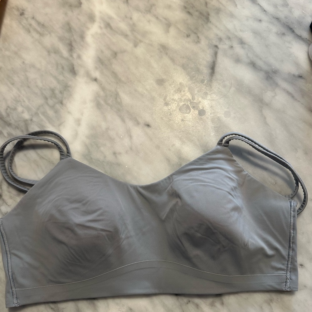 Gray lululemon like a cloud bra